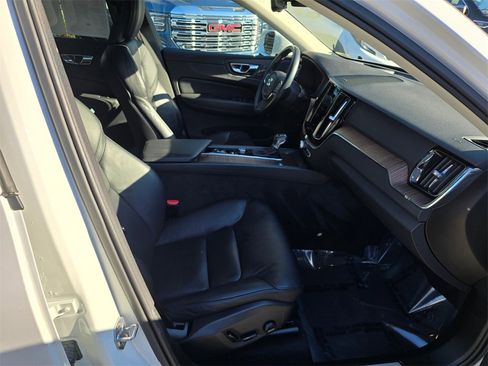 Used 2021 Volvo XC60 T5 Momentum w/ Advanced Package image 45