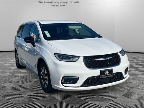 Used 2024 Chrysler Pacifica Select image 3