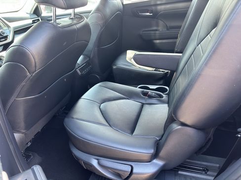 Used 2024 Toyota Highlander XLE AWD/4WD image 10