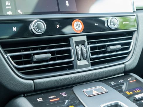 Certified 2025 Porsche Macan image 20