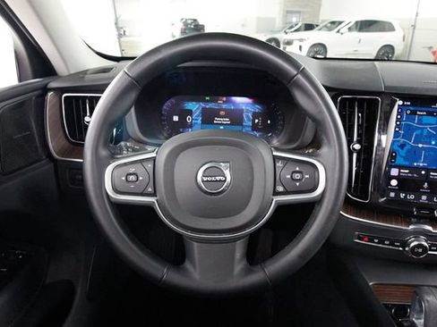 Certified 2022 Volvo XC60 B5 Momentum w/ Advanced Package AWD/4WD image 9