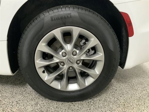 Used 2024 Chrysler Pacifica Touring-L image 13