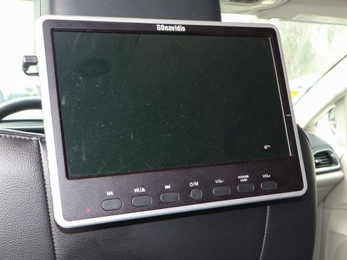 Used 2022 Chrysler Pacifica Touring-L image 10