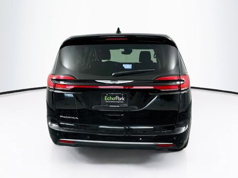 Used 2024 Chrysler Pacifica Touring-L FWD image 7