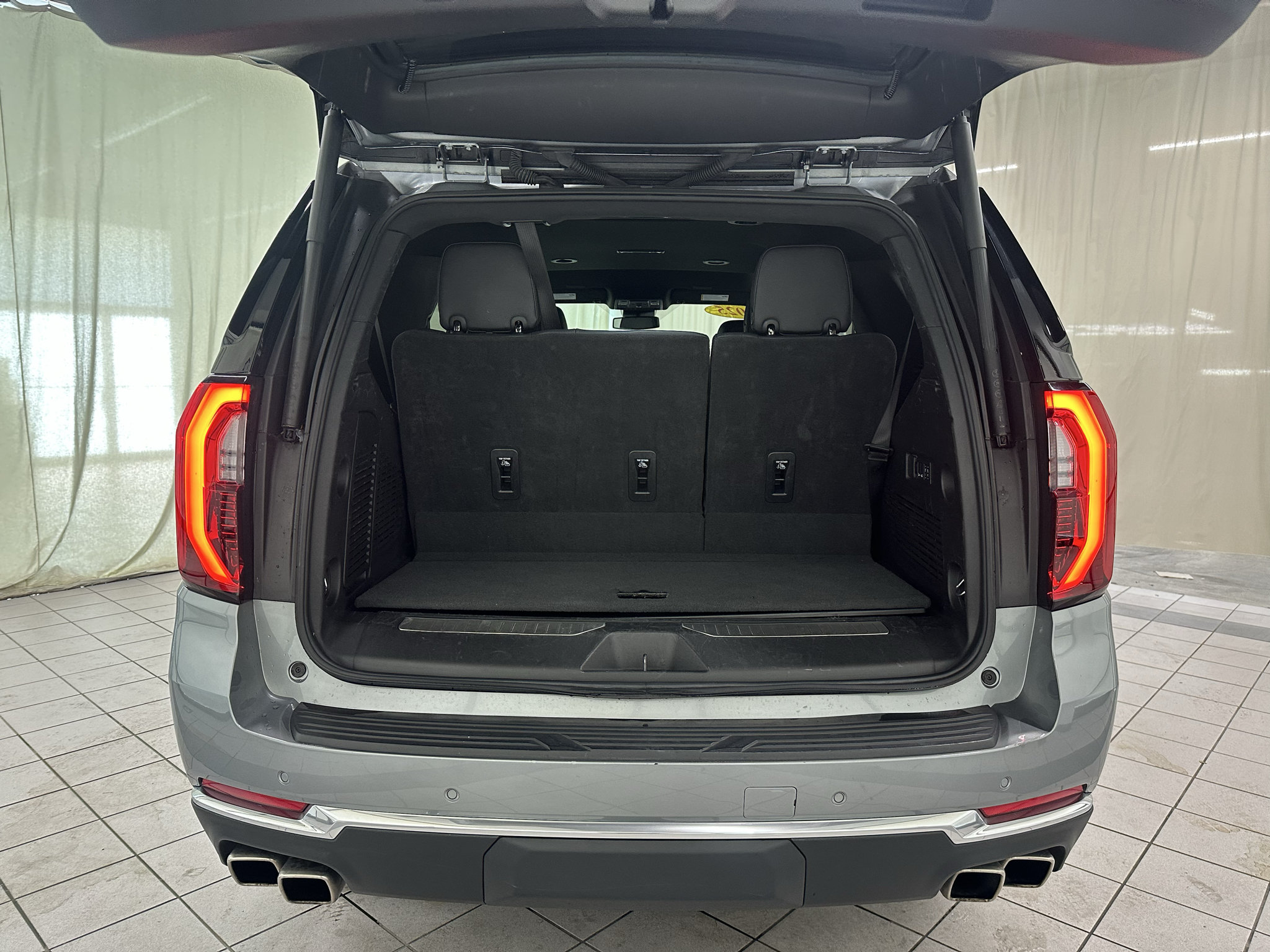 Used 2025 GMC Yukon Denali AWD/4WD image 8