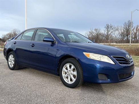 Used 2011 Toyota Camry LE image 2