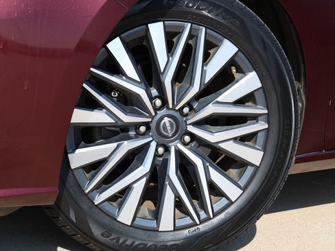Used 2023 Nissan Altima 2.5 SV AWD/4WD image 11
