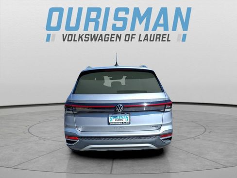 Certified 2025 Volkswagen Taos SE image 5