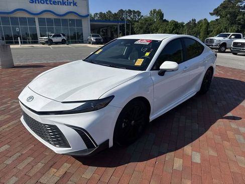 Used 2025 Toyota Camry SE w/ Convenience Package FWD image 1