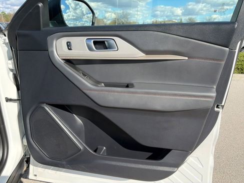 Used 2025 Ford Explorer Active w/ Active Comfort Package image 9