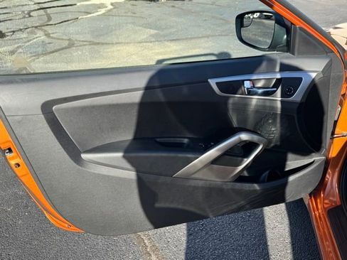 Used 2016 Hyundai Veloster Base image 12