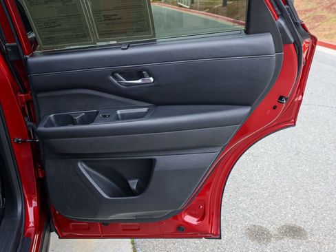 Used 2024 Nissan Pathfinder SL w/ Black Appearance Package image 19