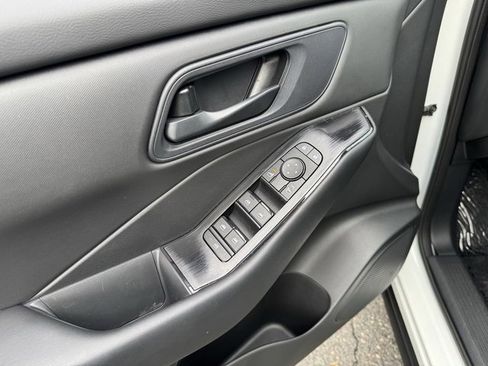 Used 2024 Nissan Rogue S image 12