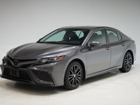 Used 2023 Toyota Camry SE image 3