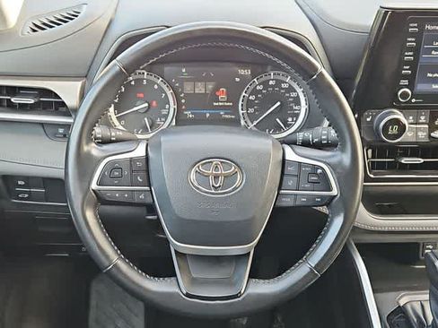 Used 2022 Toyota Highlander XLE AWD/4WD image 22