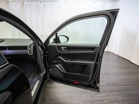 Used 2019 Porsche Cayenne S w/ Premium Plus Package image 17