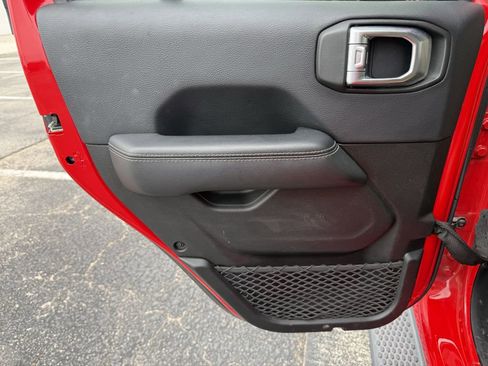 Used 2018 Jeep Wrangler Unlimited Sahara image 20