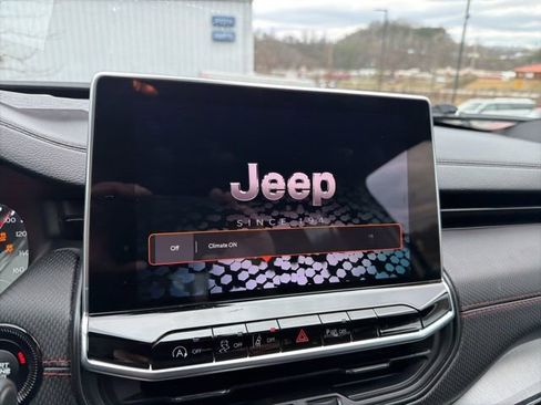 Used 2024 Jeep Compass Trailhawk image 10