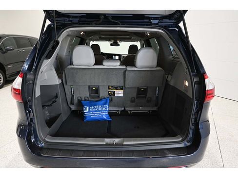Used 2018 Toyota Sienna XLE Premium FWD image 27