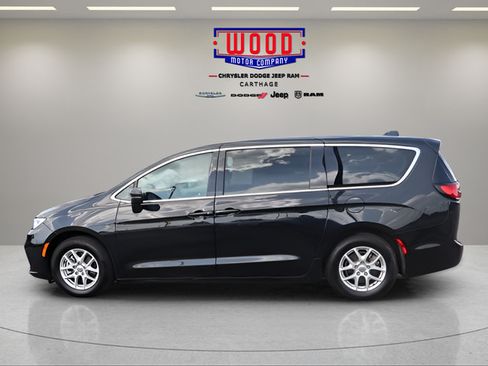 Used 2023 Chrysler Pacifica Touring-L FWD image 6