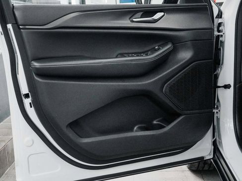 Used 2023 Jeep Grand Cherokee L Laredo image 11