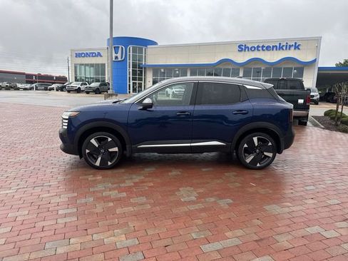 Used 2025 Nissan Kicks SR w/ SR Premium Package FWD image 3