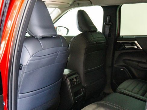 New 2025 Mitsubishi Outlander SE image 19