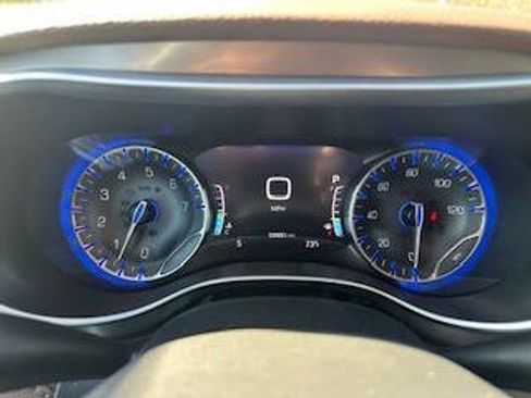 Used 2017 Chrysler Pacifica Limited FWD image 29