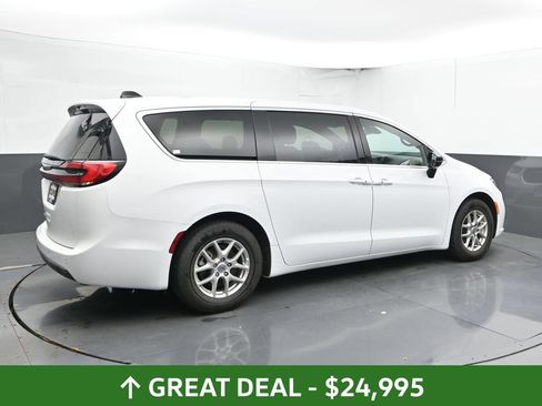 Used 2025 Chrysler Pacifica Select FWD image 4