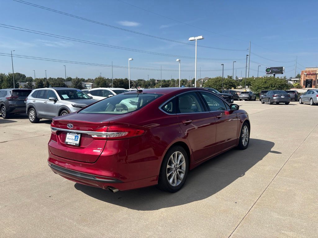 Used 2017 Ford Fusion SE w/ Fusion SE Technology Package FWD image 5