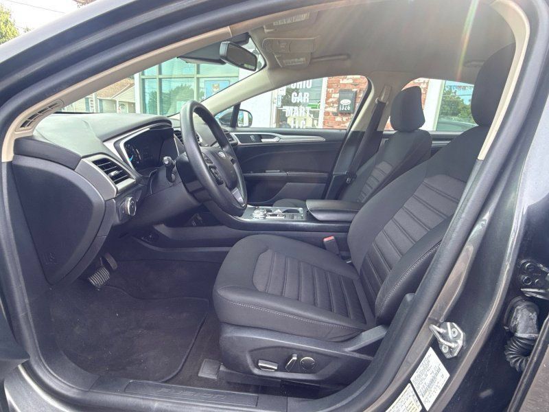 Used 2020 Ford Fusion SE FWD image 11