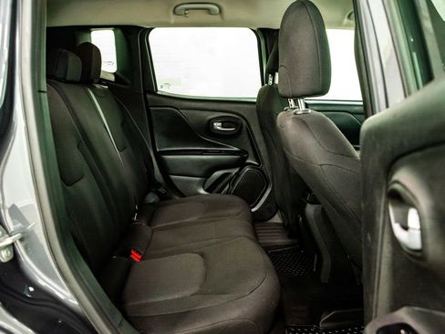 Used 2023 Jeep Renegade Latitude image 17