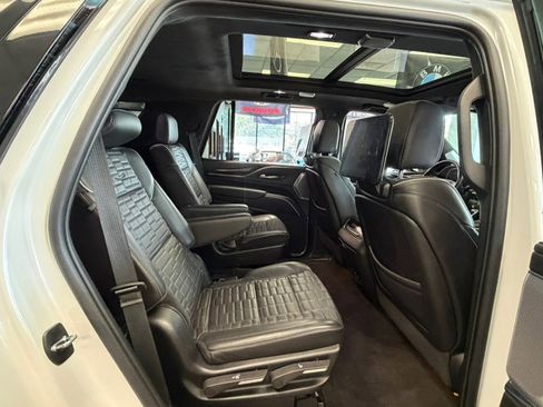 Used 2023 Cadillac Escalade Sport Platinum w/ LPO, ONYX Package AWD/4WD image 41
