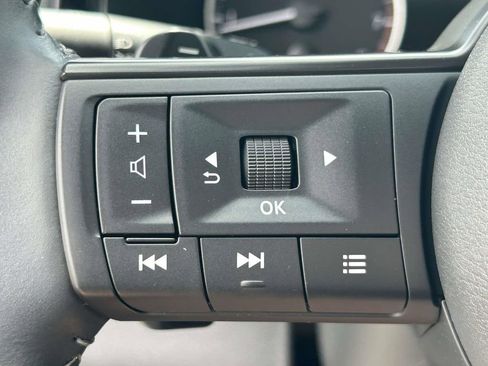 Used 2025 Nissan Pathfinder SV FWD image 21