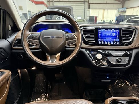 Used 2017 Chrysler Pacifica Limited w/ UConnect Theater Package FWD image 20
