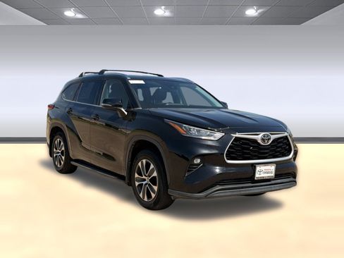Used 2020 Toyota Highlander XLE FWD image 7