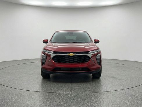 Used 2025 Chevrolet Trax LT FWD image 2