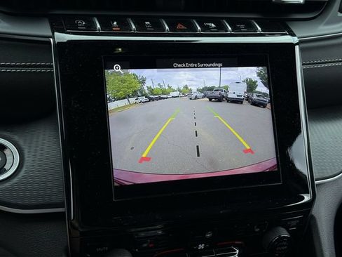 Used 2023 Jeep Grand Cherokee Altitude AWD/4WD image 12