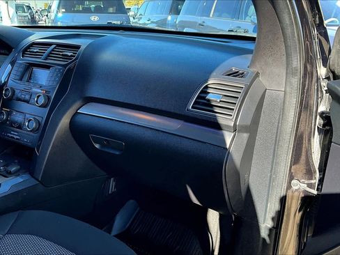 Used 2019 Ford Explorer XLT image 18