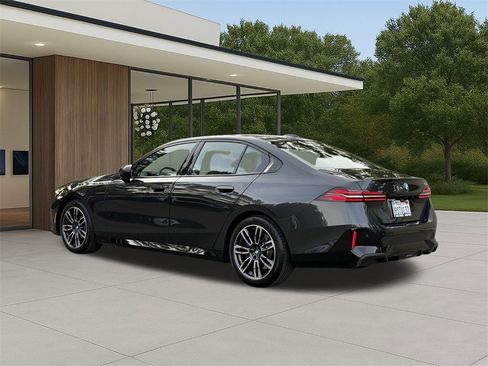 Used 2025 BMW 530i w/ M Sport Package image 11