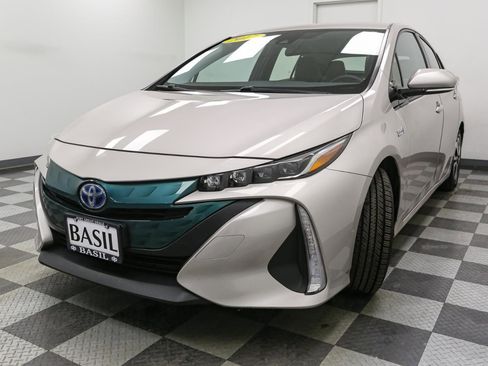Used 2017 Toyota Prius Prime Premium image 4