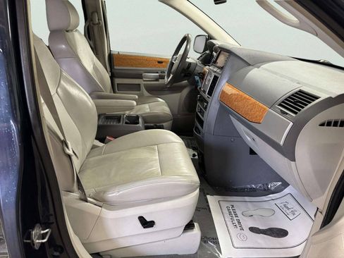 Used 2008 Chrysler Town & Country Limited w/ Trailer Tow Group FWD image 17