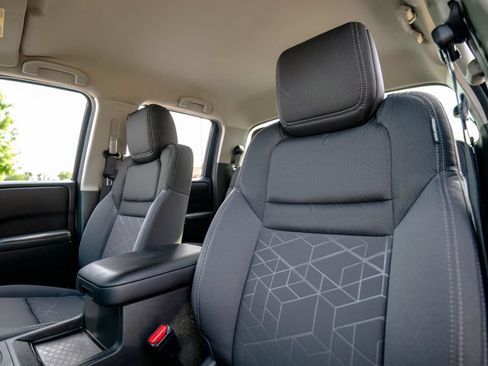 Used 2025 Nissan Frontier SV AWD/4WD image 6