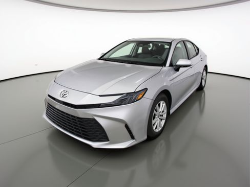 Used 2025 Toyota Camry LE image 3