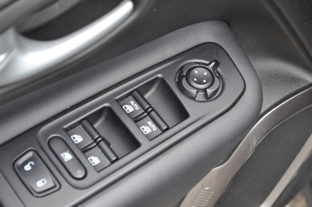 Used 2023 Jeep Renegade Latitude AWD/4WD image 16