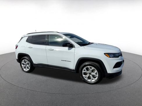 Used 2025 Jeep Compass Latitude image 2