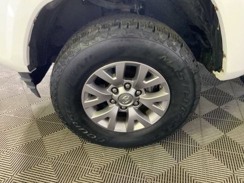 Used 2017 Toyota Tacoma SR5 w/ Tow Package AWD/4WD image 9