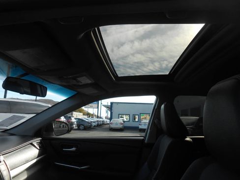 Used 2017 Toyota Camry SE image 12