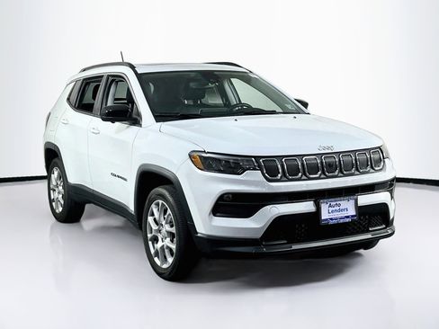 Used 2022 Jeep Compass Latitude w/ Sun and Sound Group AWD/4WD image 3