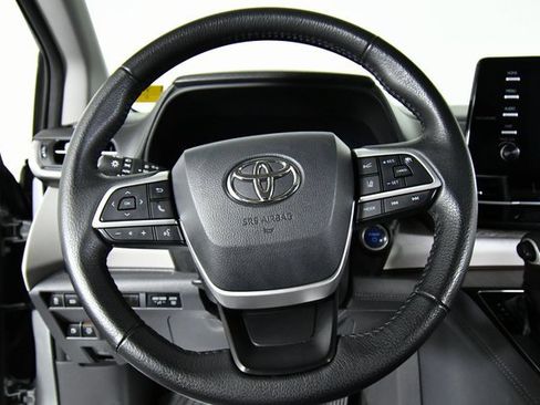 Used 2021 Toyota Sienna XLE image 2